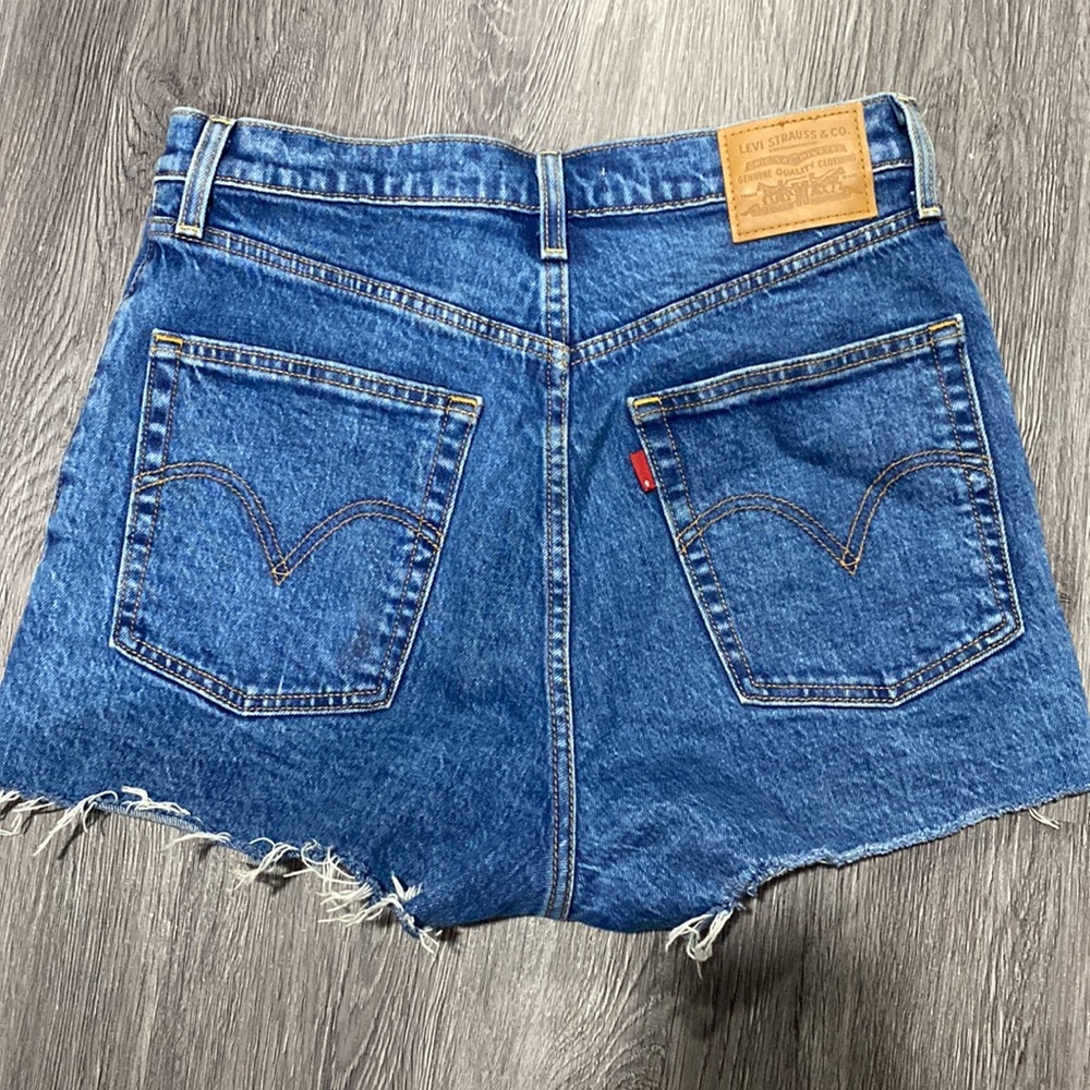 Levi’s rib cage dark wash shorts - Picture 2 of 3